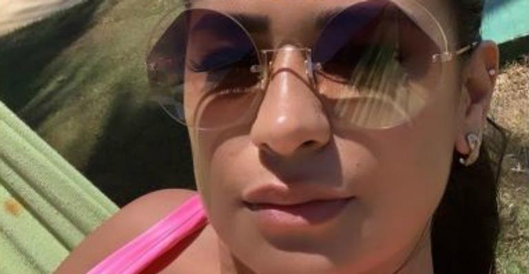 Simone mostra o corpão em clique de maiô decotado e deixa fãs babando