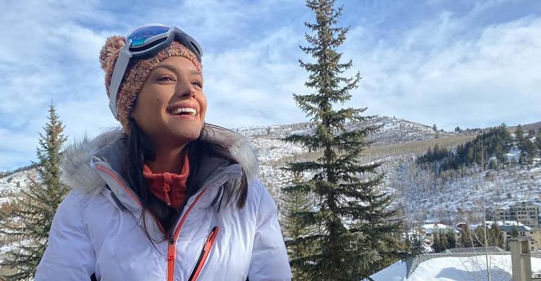 Em meio à neve, Thais Fersoza posta clique com a família reunida e diz: ‘Alegria viver essa experiência’