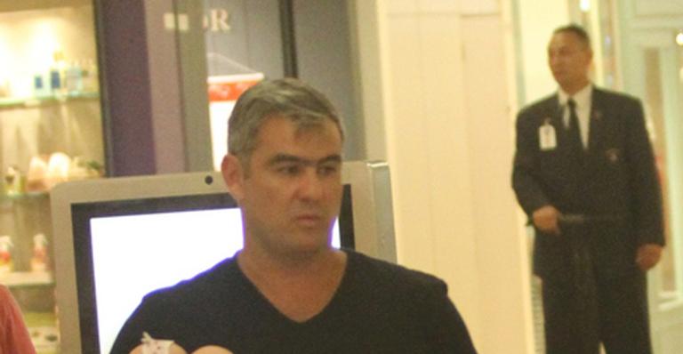 Thierry Figueira surge com filhas gêmeas em passeio no shopping e beleza impressiona fãs