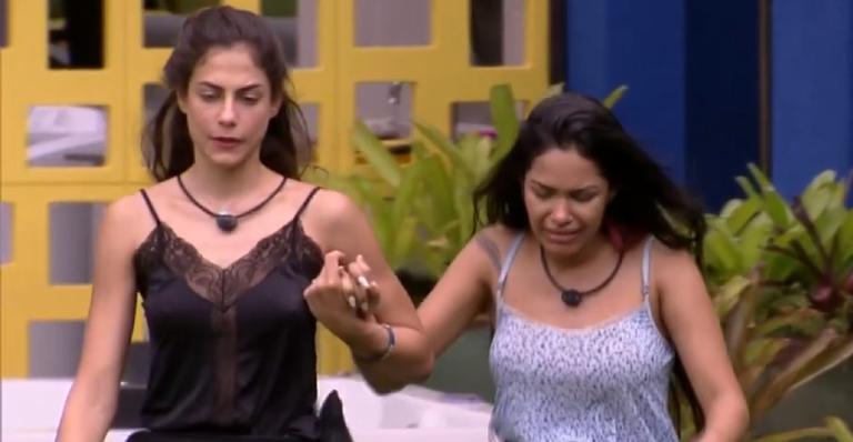 BBB20: Após revelações chocantes, Flayslane vai aos prantos e é consolada por Mari Gonzalez
