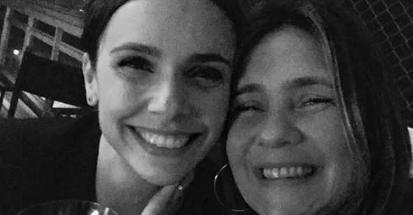 Débora Falabella compartilha foto ao lado de Adriana Esteves e fãs vibram: ”A gente se ama”