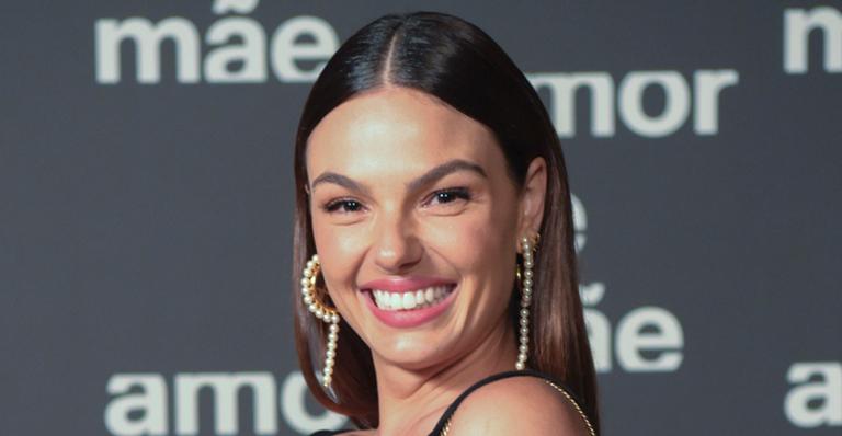 Musa! Isis Valverde ‘para o trânsito’ no Rio de Janeiro ao gravar cenas de ‘Amor de Mãe’
