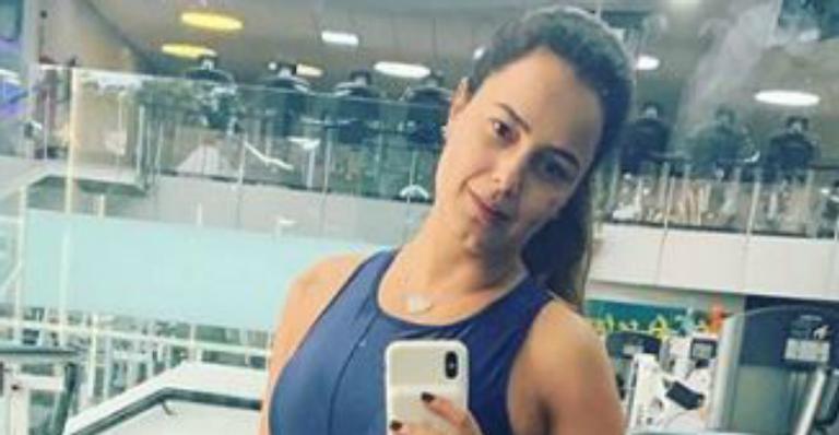 Luciele di Camargo faz selfie com roupa justinha na academia e cinturinha fina impressiona