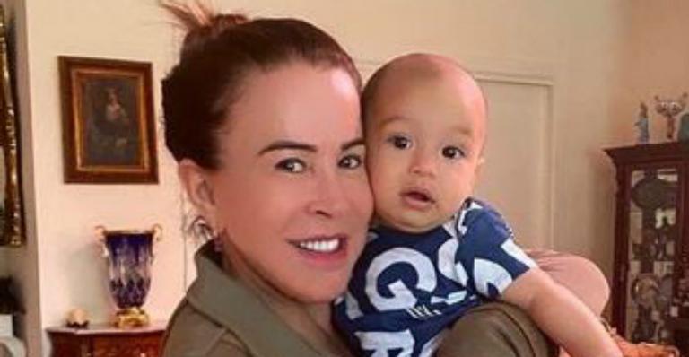 Zilu Camargo passa a tarde se divertindo com o neto caçula, Joaquim