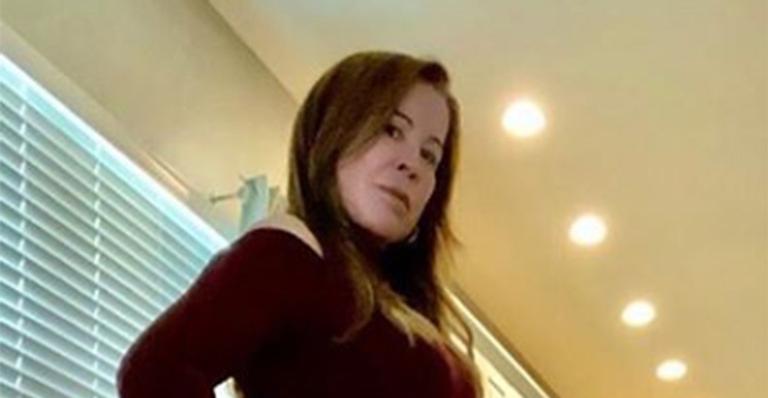 Zilu Camargo surge com calça justíssima e deixa a filha impressionada: ‘Uau’