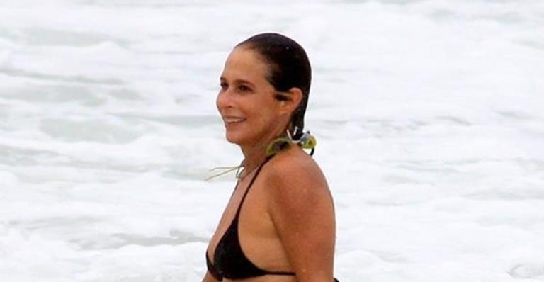 Andréa Beltrão exibe corpão ao surgir de biquíni na praia