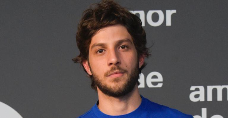 Após acusações de traição, Chay Suede é atacado por seguidores nas redes: ”Você é o pior”