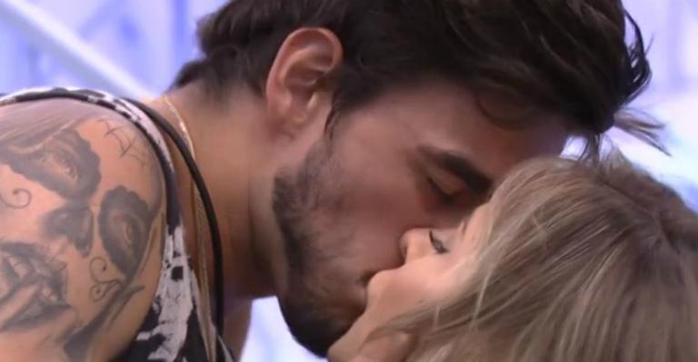 BBB 20: Guilherme e Gabi trocam beijo apaixonado na cozinha