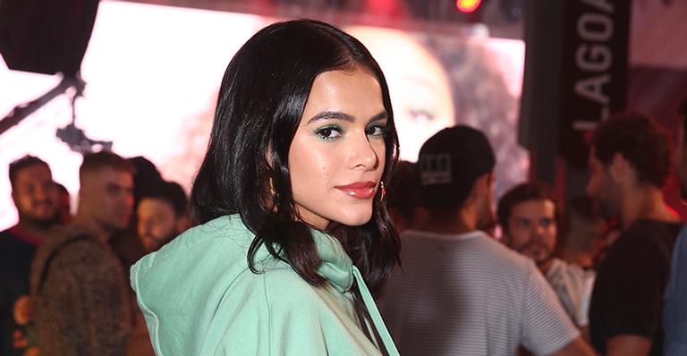 Bruna Marquezine causa ao surgir com shortinho jeans em show no Rio