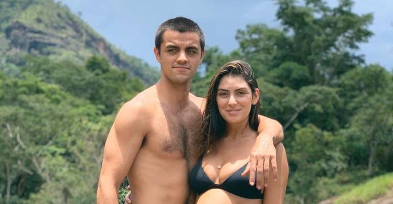 Em reta final de gravidez, Mariana Uhlmann encanta seguidores com clique em família
