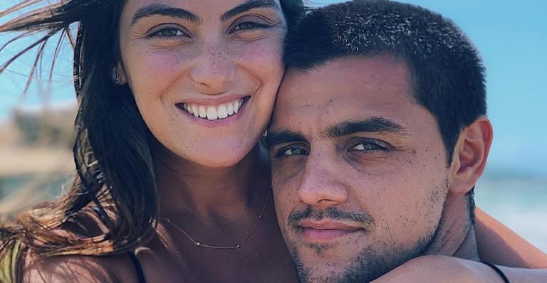 Felipe Simas faz declaração emocionante ao compartilhar clique com a esposa grávida e os dois filhos
