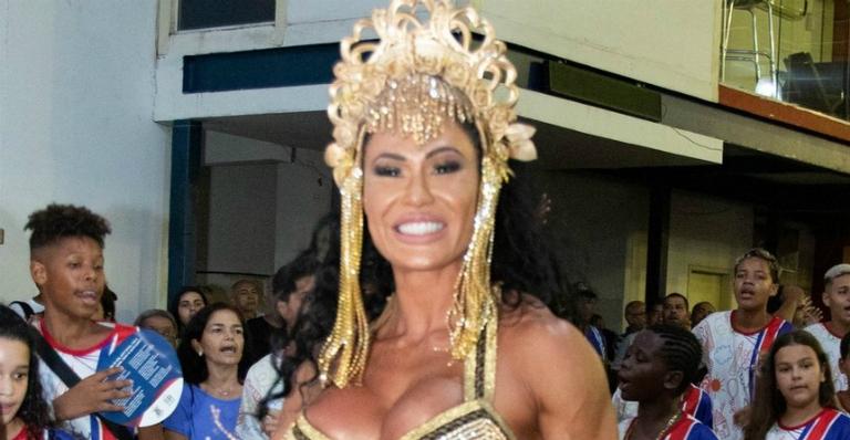 Gracyanne Barbosa rouba a cena com look curtinho e corpão escultural em ensaio pré-Carnaval