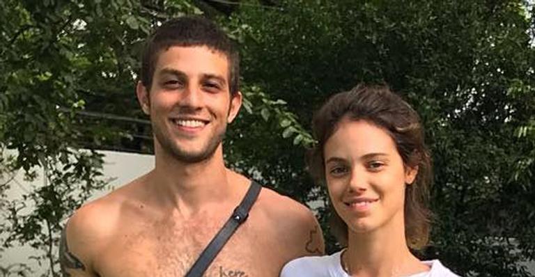 Laura Neiva divide registro fofo com Maria e Chay Suede se declara: ”Amores da minha vida”