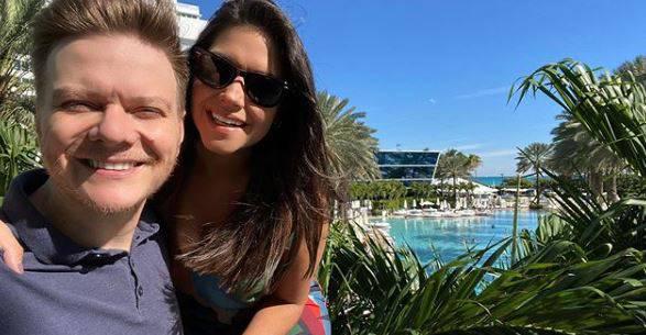 Thais Fersoza relembra viagem à Grécia e se declara ao marido: ”Te amo”