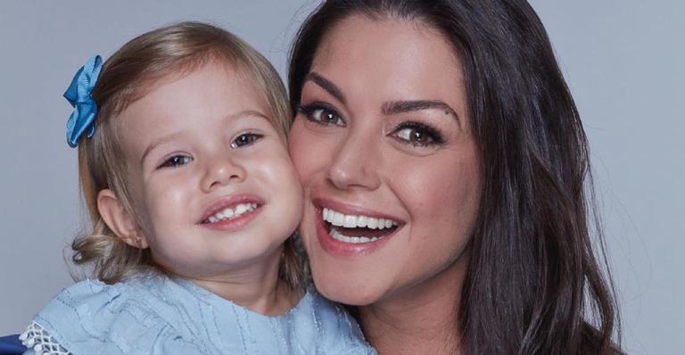 Na Disney, filha de Thais Fersoza explode o fofurômetro ao conhecer princesa Bela