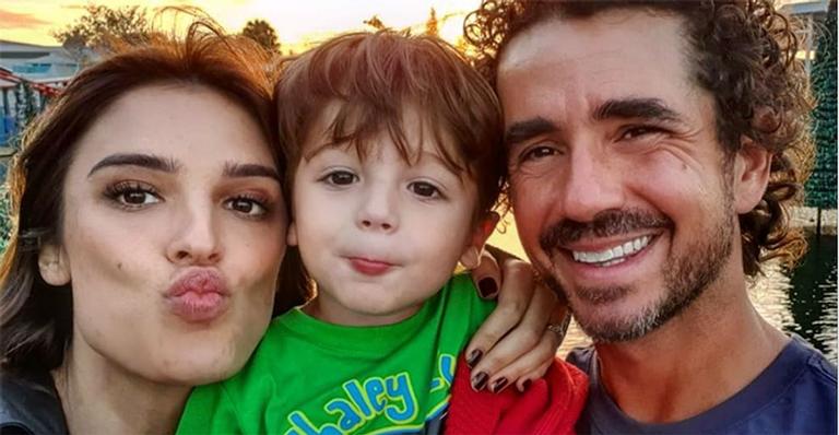 Rafa Brites comove web ao flagrar Felipe Andreoli dormindo no berço com o filho