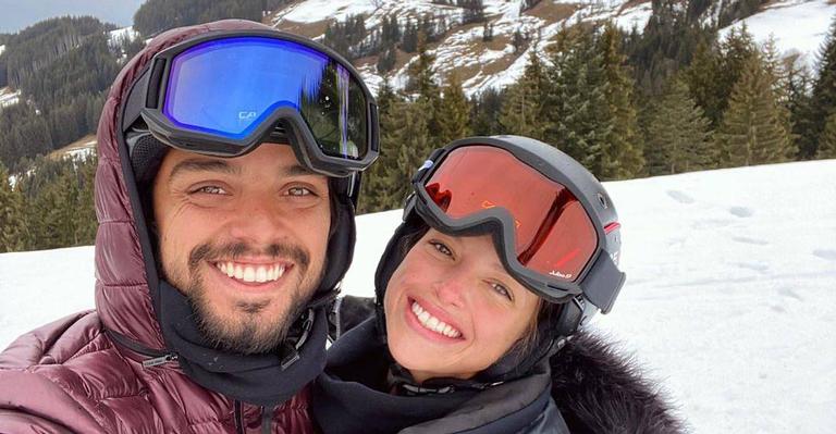 Rodrigo Simas e Agatha Moreira surgem coladinhos durante viagem romântica