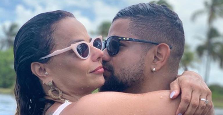 Viviane Araújo faz declaração picante para o namorado após momento a dois