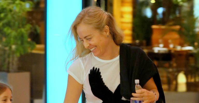Angélica é flagrada com a filha, Eva, em passeio no shopping