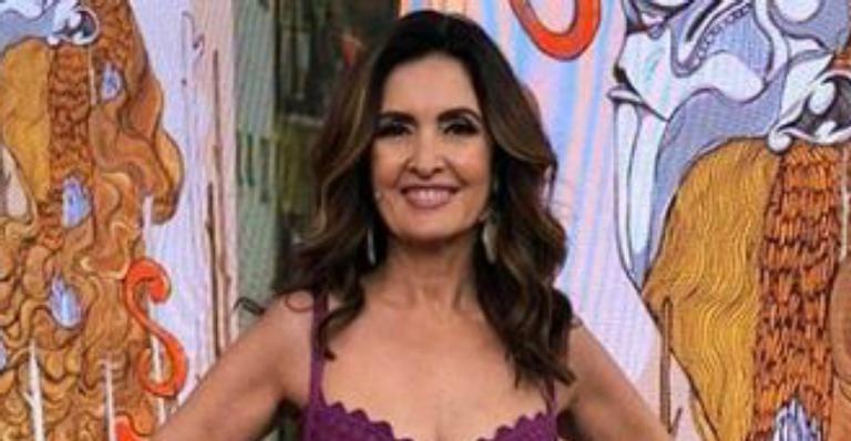 Aos 57 anos, Fátima Bernardes mostra corpo fininho em vestido e deixa web babando