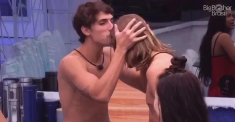 BBB20: Após receber elogio, Felipe beija o rosto de Daniel: “No dia que ele me elogiar, beijo ele na boca”