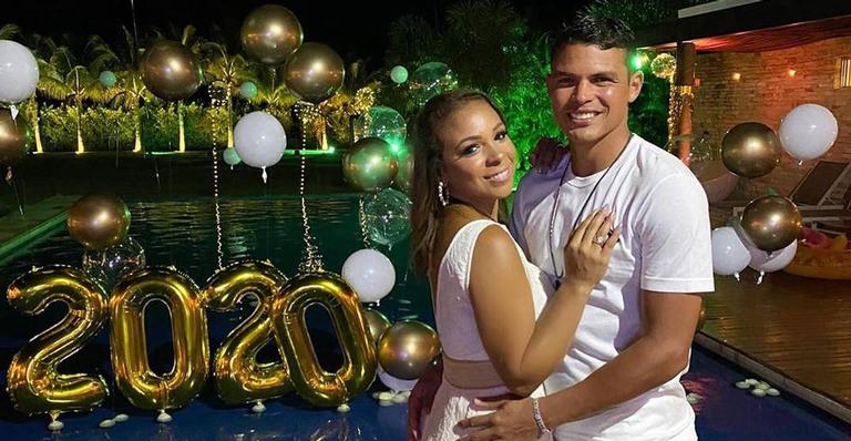 Esposa de Thiago Silva diz que não vem ao Brasil no carnaval por ciúmes do marido