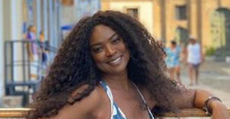 Cris Vianna deixa barriguinha à mostra e fãs elogiam seu corpão: ”Maravilhosa!”
