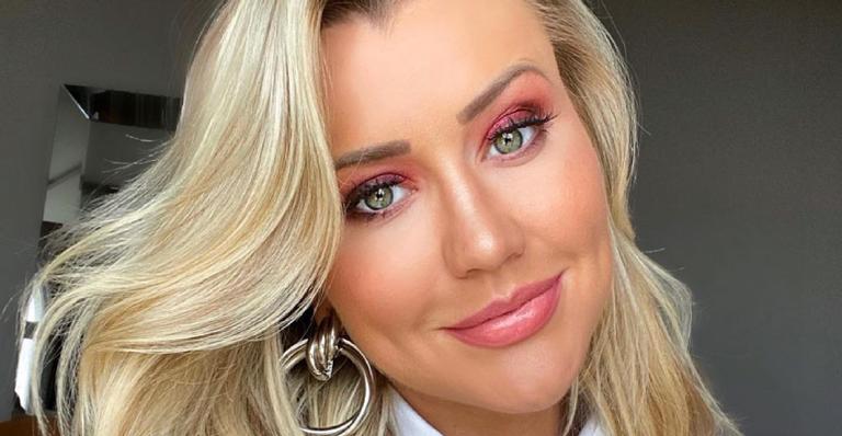 Esposa de Roberto Justus posa coladinha com irmã e semelhança choca web: ”Gêmeas”