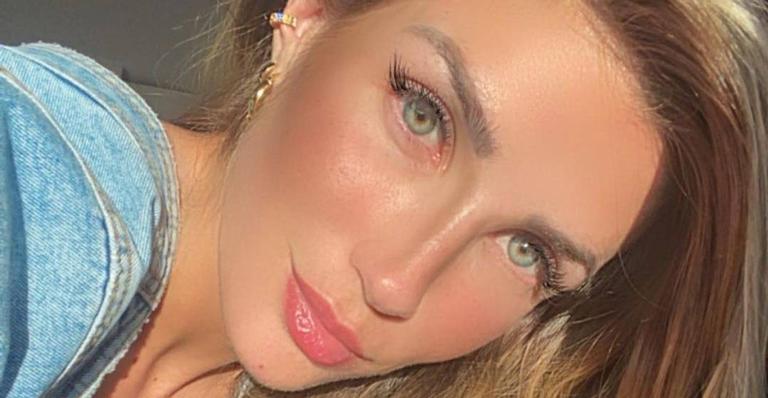Em clique só de calcinha, ex-BBB Aline Gotschalg exibe boa forma e nega doença