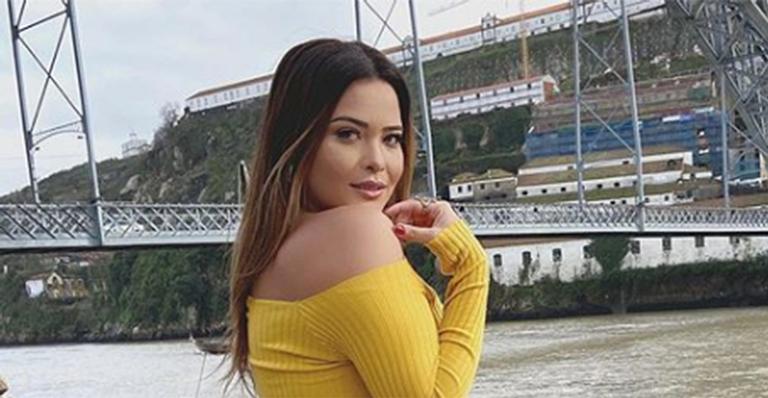 Geisy Arruda ostenta corpão ao surgir de biquíni fio-dental