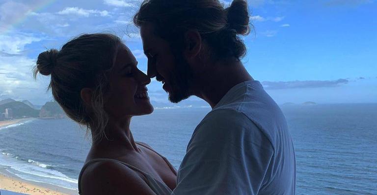 Isabella Santoni posa ao lado do namorado pela primeira vez após reconciliação