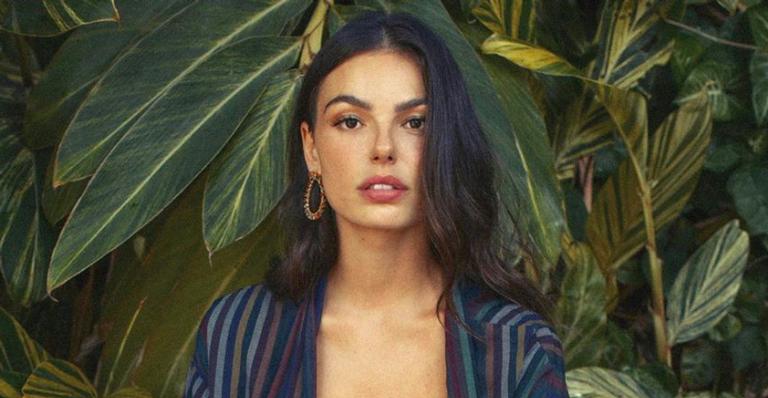 Isis Valverde relembra polêmica de sua foto amamentando: “Momento delicado”