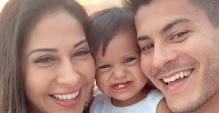 Mayra Cardi e Arthur Aguiar encantam web com fofura da filha em clique especial
