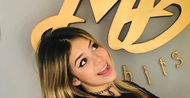 MC Melody posa de vestido de couro e meia arrastão para comemorar 7 milhões de seguidores