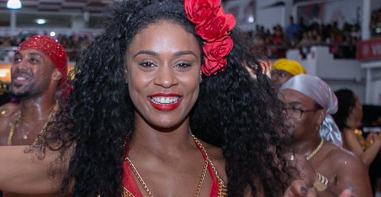 Poderosa, MC Rebecca vai a ensaio de Carnaval só de biquíni e exibe corpo exuberante