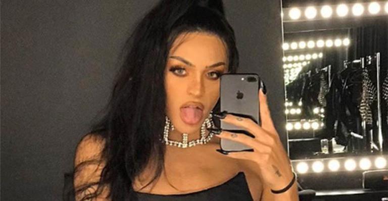 Pabllo Vittar ganha beijos carinhosos de seu novo affair