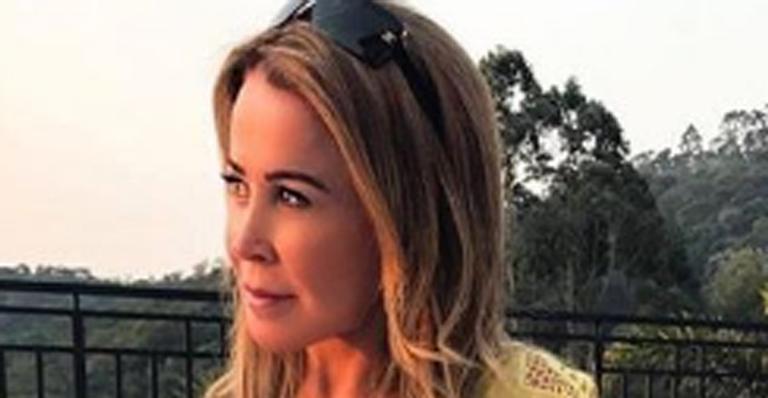 Zilu Camargo surge ousada e estilosa em sua mansão e pede proteção divina