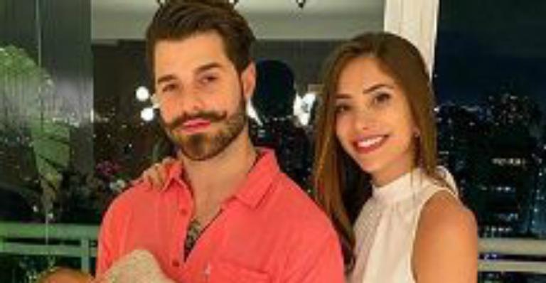 Com o filho no colo, Alok faz festinha simples de aniversário para a esposa