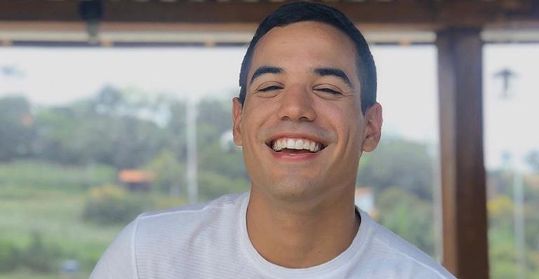 Ex-Malhação, ator surge com o namorado em clima de romance