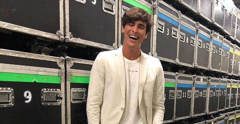 Ex de Sasha Meneghel, Bruno Montaleone surge sem camisa e barriga tanquinho rouba a cena