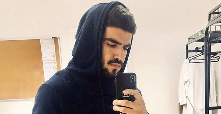 Caio Castro curte noitada com amigo após férias com Grazi Massafera