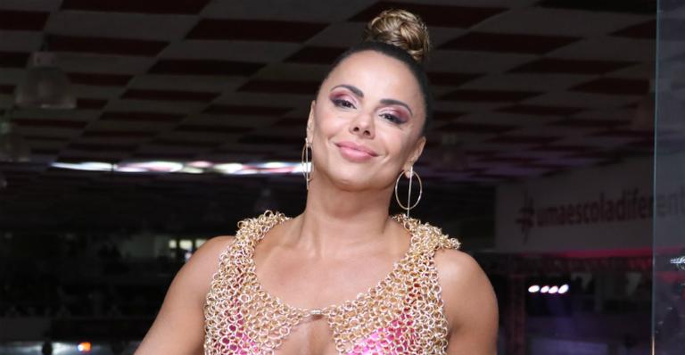 Com look transparente e mínimo, Viviane Araújo rouba a cena em evento pré-carnaval