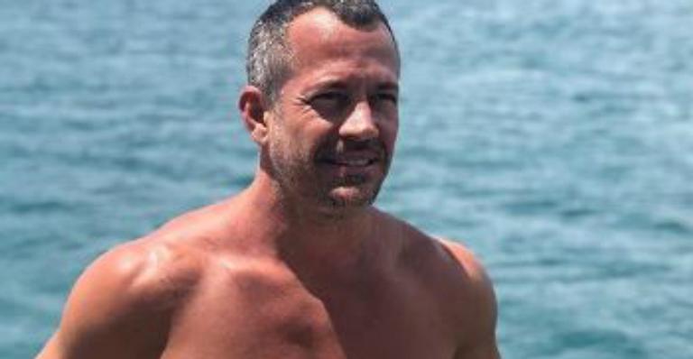 Aos 44 anos, Malvino Salvador ostenta a barriguinha trincada em clique de sunga