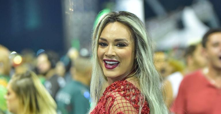 Juju Salimeni surge com fantasia ousada em ensaio de carnaval