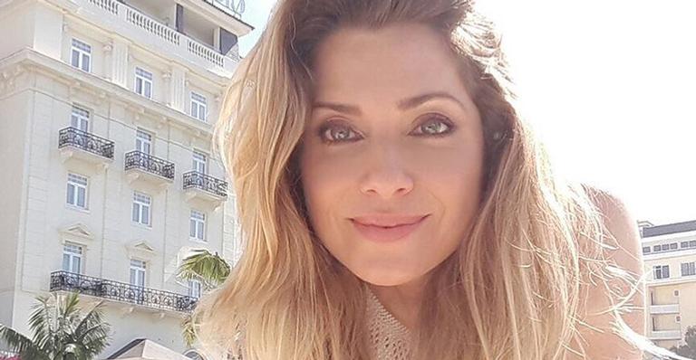 Letícia Spiller surge de biquíni aos 46 anos em dia na praia com a filha