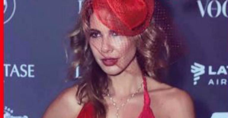 Luciana Gimenez quase mostra demais em look completamente decotado