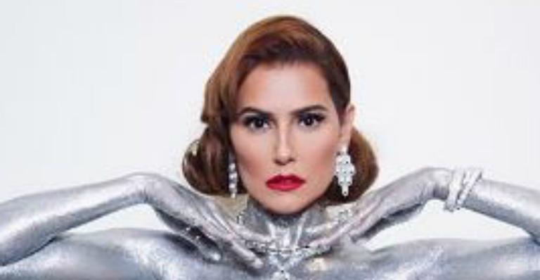 Prateada, Deborah Secco surge completamente nua aos 40 anos e curvas impressionam