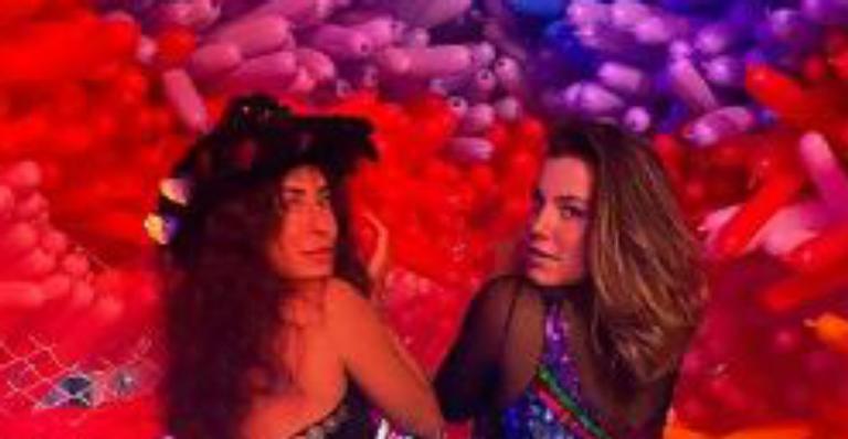 Alice Wegmann e Fernanda Paes Leme empinam o bumbum em look ousado