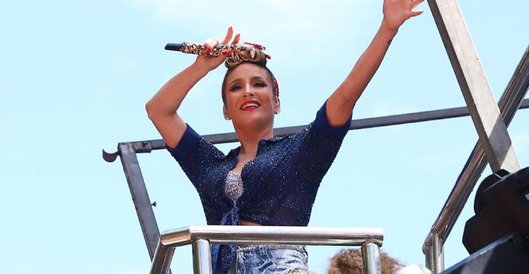 Claudia Leitte usa fantasia de símbolo feminista em bloco no Rio