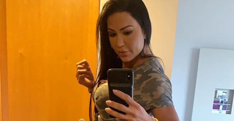 Gracyanne Barbosa usa biquíni de fita adesiva para renovar o bronzeado